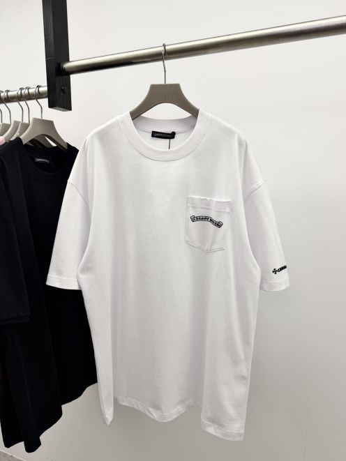 クロムハーツ ブランド コピー ポケットロゴTシャツ ミニ刺繍デザイン 半袖モデル 上質感