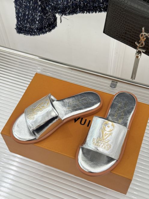 ルイヴィトン 本物級コピー フラットサンダル LVロゴエンボス メタリック仕上げ 高品質