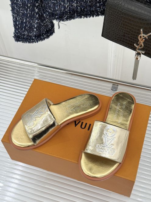 ルイヴィトン 格安 フラットサンダル LVロゴエンボスデザイン メタリック仕上げ 安心サイト
