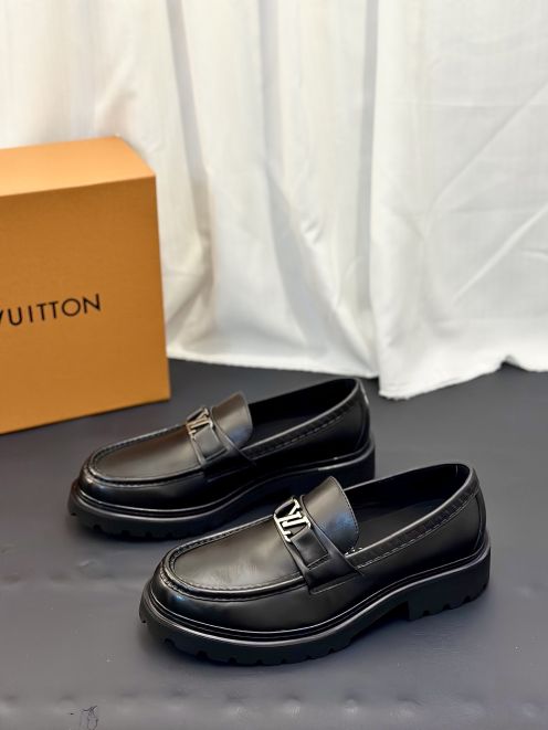 ルイヴィトン ブランド コピー 厚底ローファー LV金具デザイン 上質感 高評価