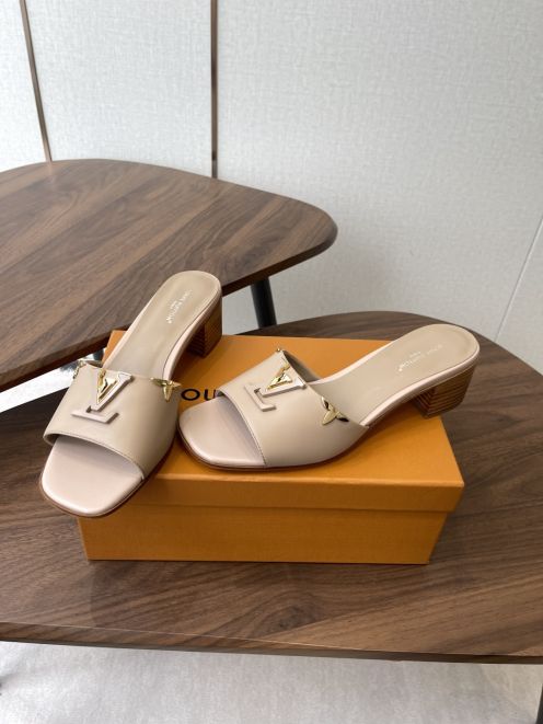 ルイヴィトン n級 ヒールサンダル LVロゴメタル装飾 スクエアトゥデザイン 高品質