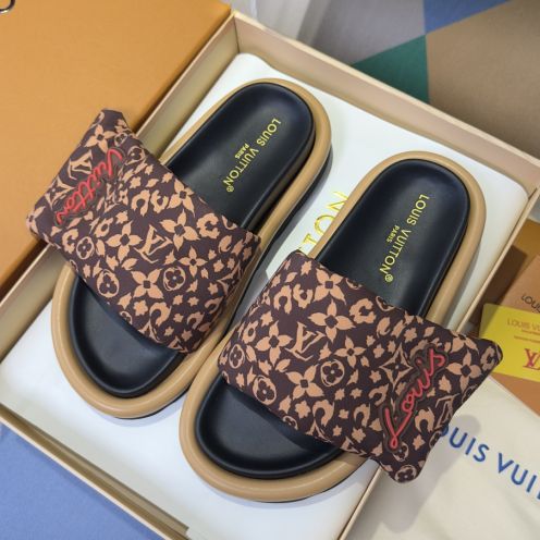 ルイヴィトン スーパーコピー フラットスライドサンダル モノグラム柄 クッションストラップ 高級感仕上げ