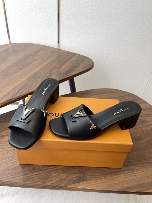 ルイヴィトン 本物級コピー ヒールサンダル LVロゴメタル装飾 スクエアトゥデザイン 丁寧な縫製