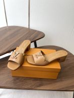 ルイヴィトン 格安 ヒールサンダル LVロゴメタル装飾 スクエアトゥデザイン 精密ディテール