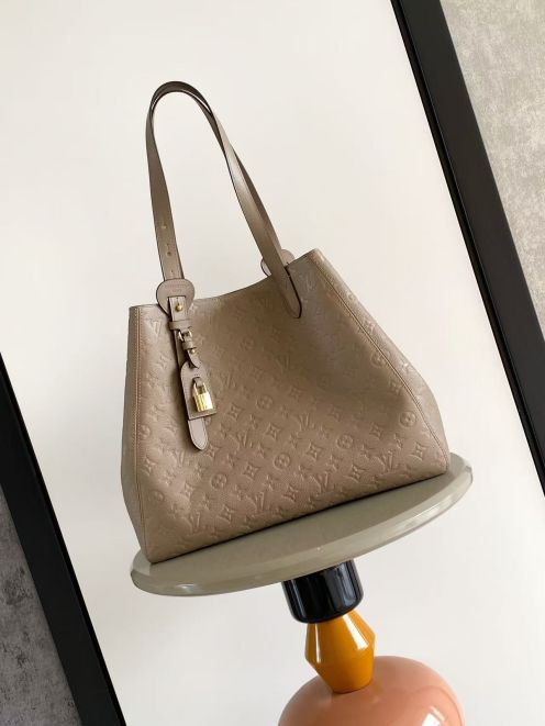 ルイヴィトン ブランド コピー アンプラント トートバッグ レザー仕様 上質感