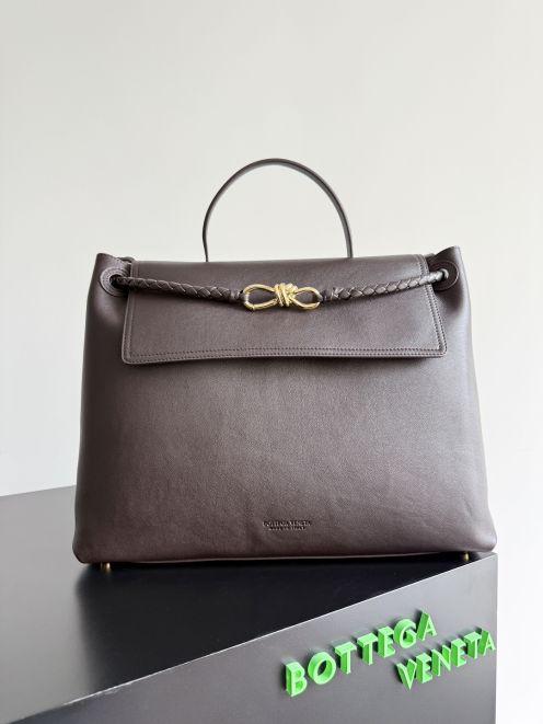 ボッテガヴェネタ スーパーコピー レザーハンドバッグ 編み込みディテール ゴールド金具 上質感