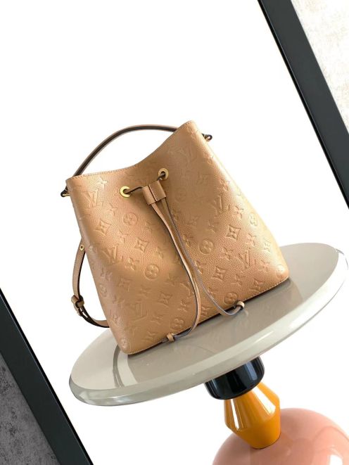 ルイヴィトン 本物級コピー バケットショルダーバッグ エンボスモノグラム 上質レザー 高品質