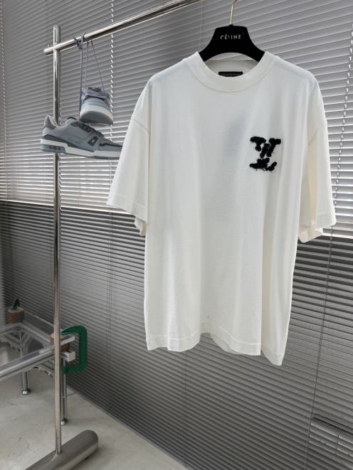 ルイヴィトン スーパーコピー ワッペンロゴ半袖Tシャツ 通気 快適シルエット 定番人気 高品質