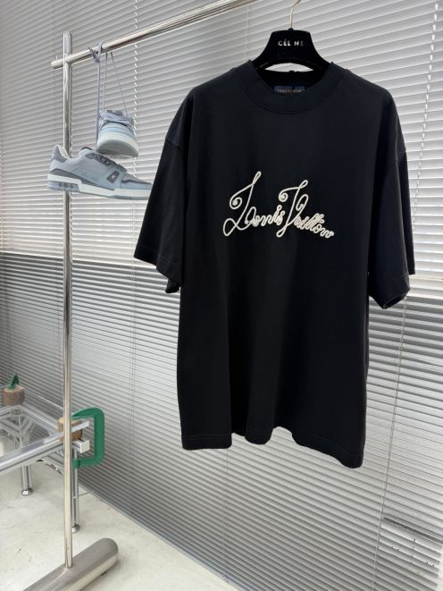 ルイヴィトン ブランド コピー ロゴ刺繍半袖Tシャツ オーバーサイズ 実店舗運営