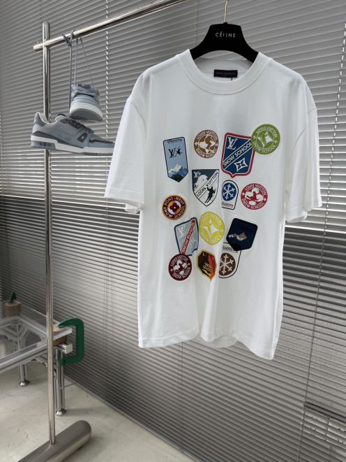 ルイヴィトン スーパーコピー ワッペンプリント半袖Tシャツ 夏服 精密ディテール