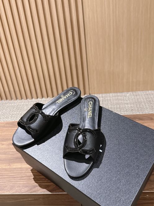 シャネル 格安 レザーミュールサンダル CCロゴデザイン 上品シルエット 即納対応人気モデル