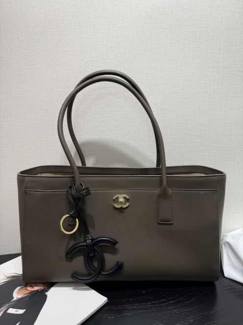 シャネル 格安 トートショルダーバッグ レザー調デザイン 上品カラー仕様 満足度高い