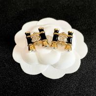 シャネル スーパーコピー 双眼鏡モチーフピアス CCロゴ装飾 エレガントデザイン 高級感仕上げ