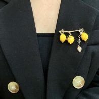 シャネル n級 レモンチャームブローチ ココマーク装飾 フルーツデザイン 高級感仕上げ