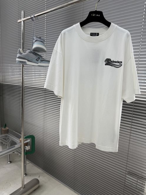 バレンシアガ 本物級コピー ロゴ刺繍Tシャツ ミニマルデザイン 夏服