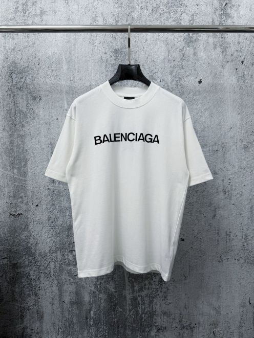 バレンシアガ ハイブランド ロゴTシャツ 半袖カットソー ホワイトカラー フロントロゴ 高級感仕上げ