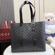 グッチ スーパーコピー GGエンボストートバッグ ブラックレザー 高級感仕上げ