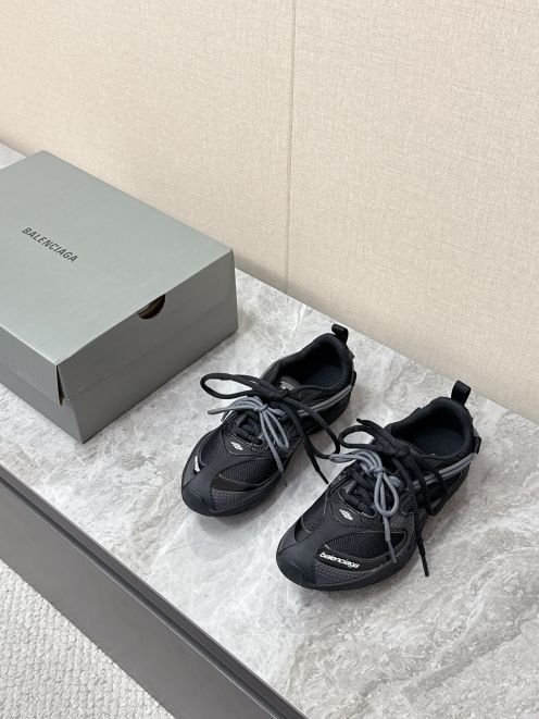 バレンシアガ 本物級コピー ランニングスニーカー メッシュ軽量構造 オールブラック配色 ストリート感 圧倒的な再現度