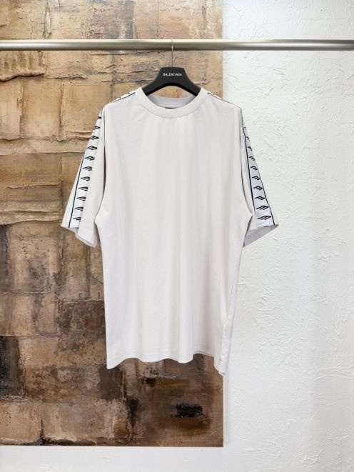 バレンシアガ ハイブランド ロゴライン半袖Tシャツ クルーネック ミニマルデザイン 高評価