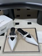 バレンシアガ スーパーコピー ポインテッドトゥミュール バックルデザイン エレガント仕上げ 定番