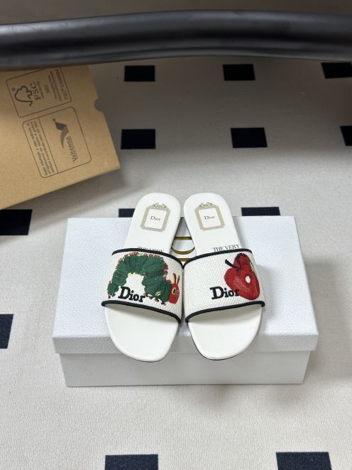 ディオール スーパーコピー 刺繍スライドサンダル フラットデザイン キャラクター刺繍 高評価