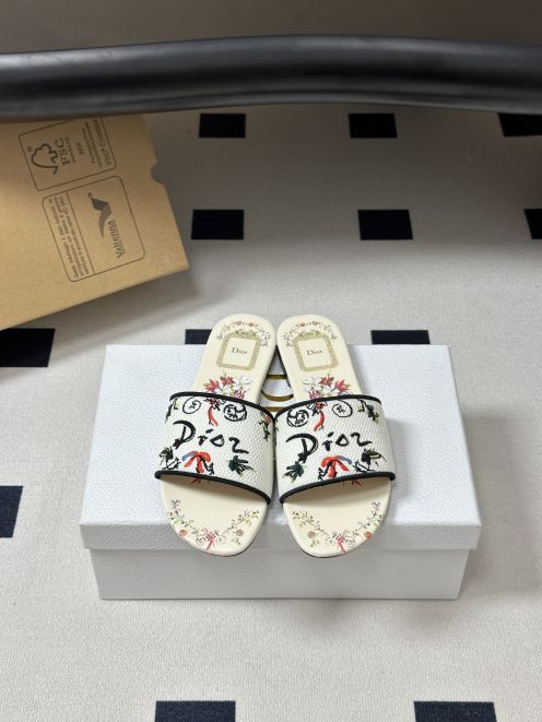 ディオール ブランド コピー フラワープリントスライドサンダル 刺繍ロゴデザイン 上質感