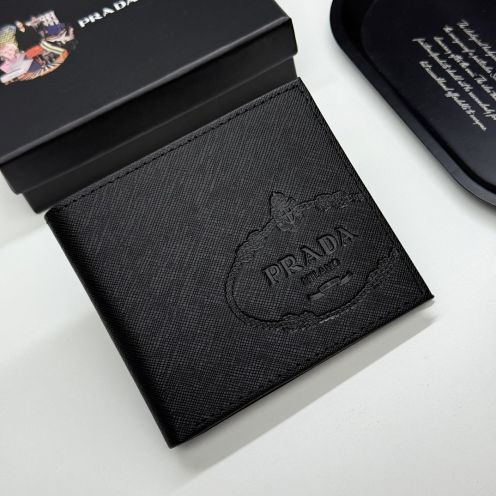 プラダ 本物級コピー 二つ折り財布 コンパクトウォレット エンボスロゴ加工 高評価