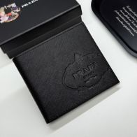 プラダ 本物級コピー 二つ折り財布 コンパクトウォレット エンボスロゴ加工 高評価