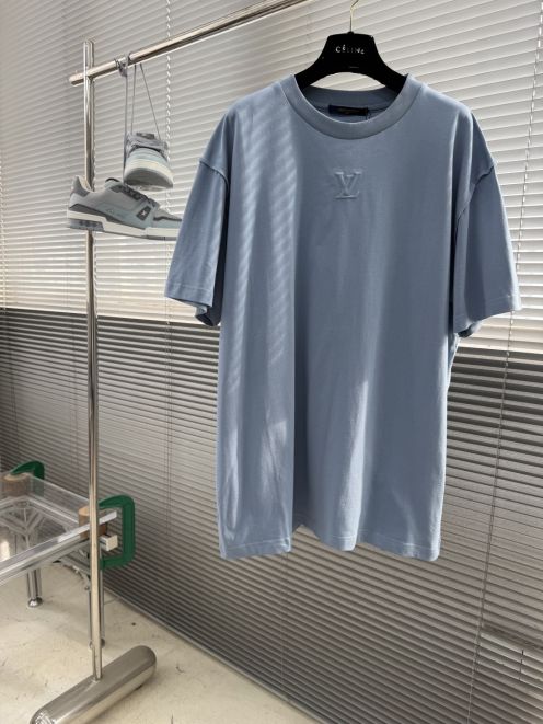 ルイヴィトン 格安 半袖Tシャツ エンボスロゴミニマルデザイン 高品質