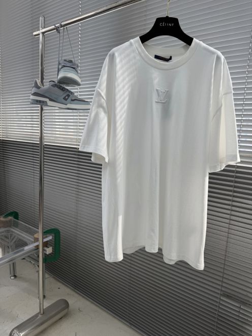 ルイヴィトン スーパーコピー 半袖Tシャツ エンボスロゴシンプル 丁寧な縫製