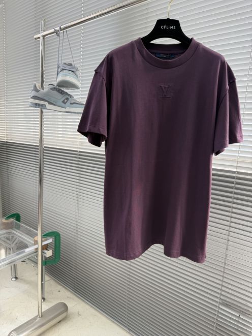 ルイヴィトン 本物級コピー 半袖Tシャツ エンボスロゴミニマルデザイン 高再現度