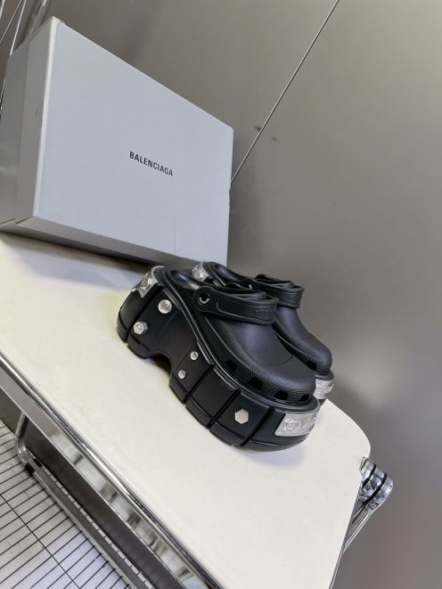 バレンシアガ n級 厚底クロッグサンダル メタル装飾重厚デザイン 口コミ多数人気モデル