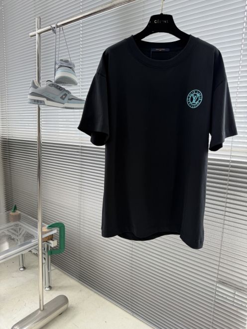 ルイヴィトン スーパーコピー サークルロゴ半袖Tシャツ ワンポイントデザイン 精密ディテール 数量限定入荷