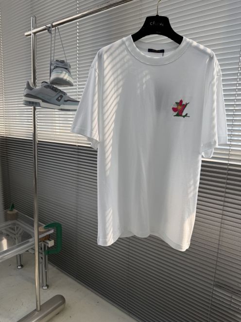 ルイヴィトン ブランド コピー フラワー刺繍半袖Tシャツ ワンポイントデザイン 上質感 高再現度