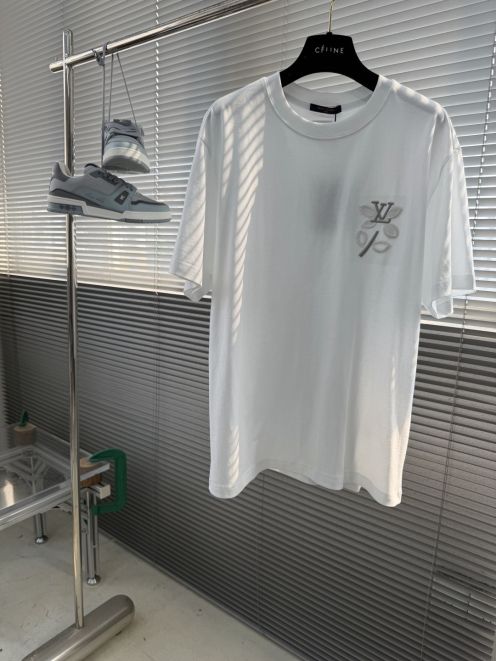 ルイヴィトン 本物級コピー ワンポイントロゴ半袖Tシャツ ミニ刺繍デザイン 清潔感ある仕上げ 即納対応