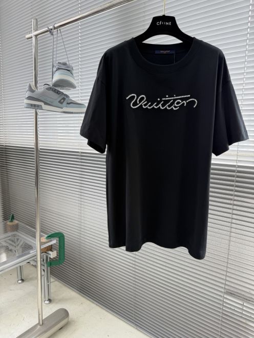 ルイヴィトン 本物級コピー スクリプトロゴ半袖Tシャツ 刺繍デザイン 上質感仕上げ レビュー高リピ率