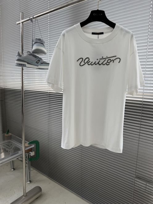 ルイヴィトン n級 スクリプトロゴ半袖Tシャツ 刺繍デザイン シンプル仕上げ 丁寧な縫製