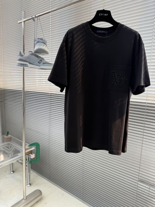 ルイヴィトン ハイブランド ポケットロゴ半袖Tシャツ 立体刺繍デザイン 上質感 高級感仕上げ