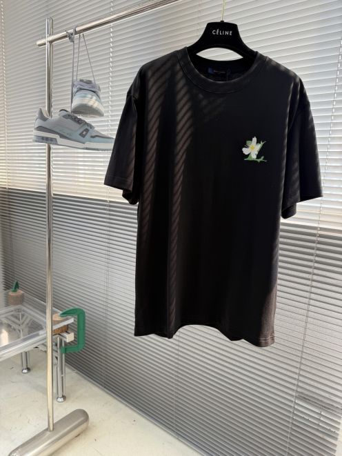 ルイヴィトン スーパーコピー フラワー刺繍半袖Tシャツ ワンポイントデザイン 精密ディテール 高品質