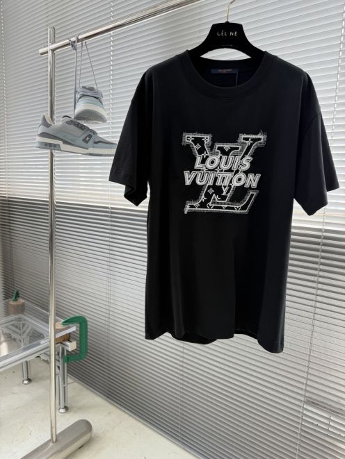 ルイヴィトン 格安 ビッグロゴプリント半袖Tシャツ グラフィックデザイン 精密ディテール 高級レベル仕様