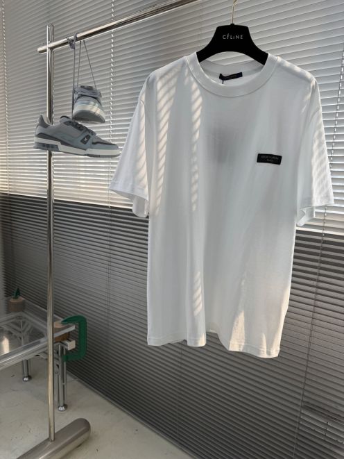 ルイヴィトン スーパーコピー 半袖Tシャツ ミニロゴデザイン シンプル構成 定番