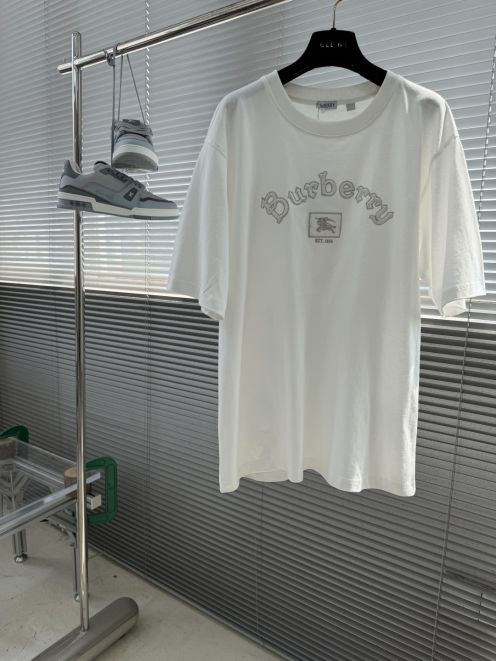 バーバリー 本物級コピー ロゴエンボス半袖Tシャツ 立体刺繍デザイン 細部まで忠実
