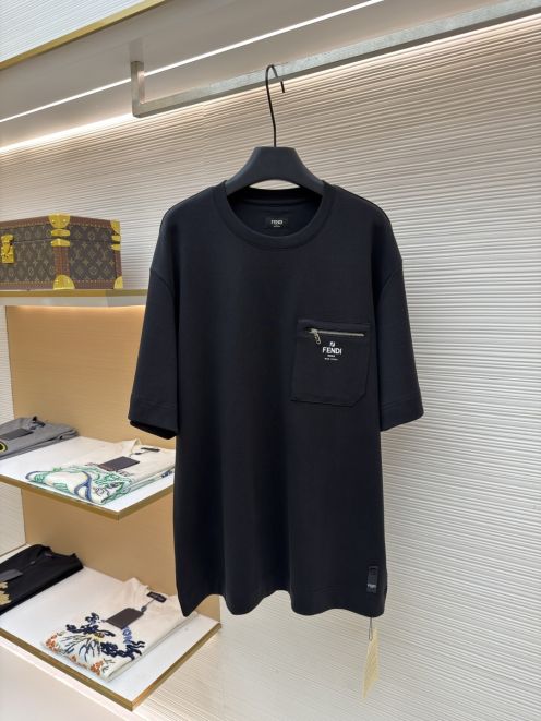フェンディ スーパーコピー 半袖Tシャツ ジップポケット仕様 ミニマルデザイン 男女兼用 丁寧な縫製