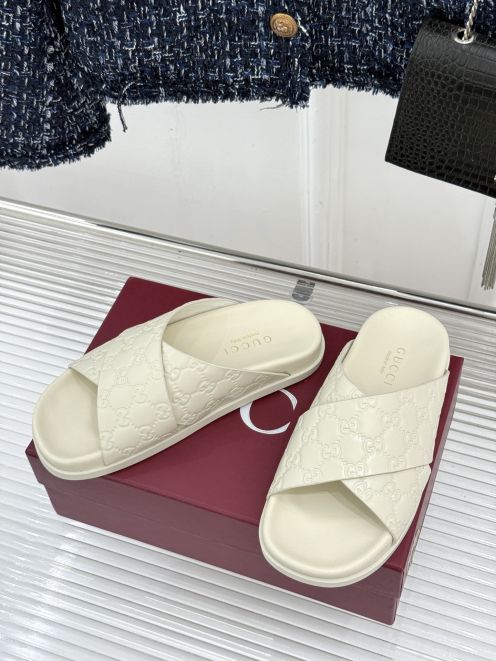 グッチ スーパーコピー クロスベルトサンダル GGエンボス加工 フラット仕様 実店舗運営
