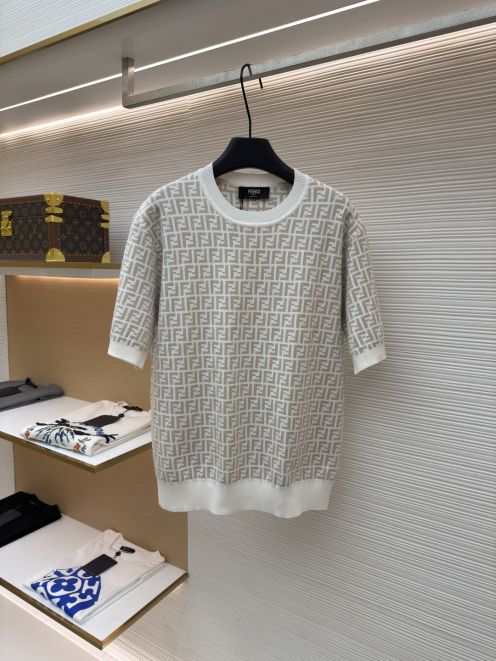 フェンディ ブランド コピー 半袖ニットTシャツ FF総柄デザイン 上質編み 男女兼用 高級感仕上げ