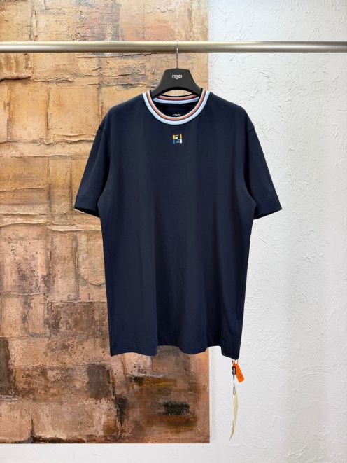 フェンディ 本物級コピー Tシャツ ロゴ刺繍デザイン クルーネック仕様 通気