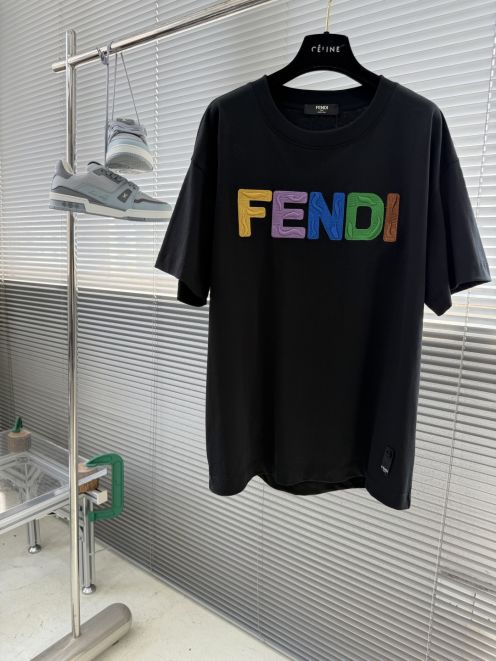 フェンディ n級 ロゴ刺繍Tシャツ マルチカラーデザイン 定番