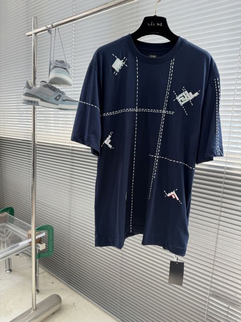 フェンディ スーパーコピー グラフィックTシャツ 刺繍ラインデザイン 高級感仕上げ