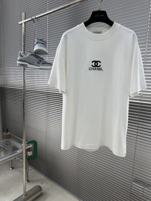 シャネル スーパーコピー ココマーク刺繍半袖Tシャツ ミニマルデザイン 丁寧な縫製