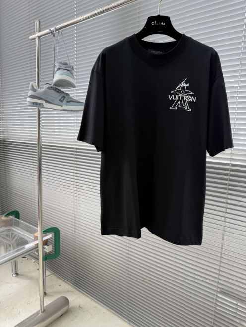 ルイヴィトン 本物級コピー ミニロゴ刺繍半袖Tシャツ シンプルデザイン 高品質